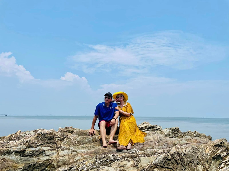 Bí quyết giữ lửa hôn nhân của cả hai là sự nhường nhịn và thấu hiểu. Cặp đôi luôn san sẻ công việc nhà. Vì chồng, nghệ sĩ Lan Hương vẫn nấu món ăn với hành và khi ăn thì vớt hành ra. Đổi lại, nghệ sĩ Đỗ Kỷ từ bỏ mắm tôm vì vợ.