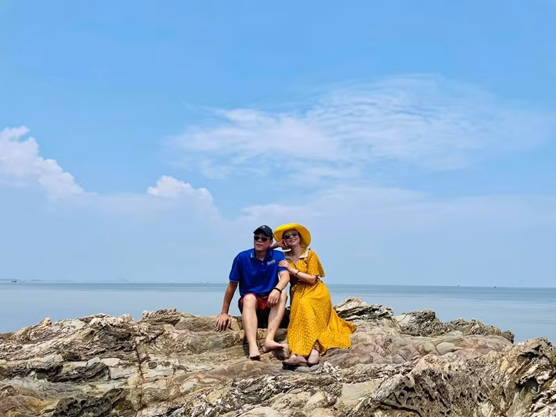 Bí quyết giữ lửa hôn nhân của cả hai là sự nhường nhịn và thấu hiểu. Cặp đôi luôn san sẻ công việc nhà. Vì chồng, nghệ sĩ Lan Hương vẫn nấu món ăn với hành và khi ăn thì vớt hành ra. Đổi lại, nghệ sĩ Đỗ Kỷ từ bỏ mắm tôm vì vợ.