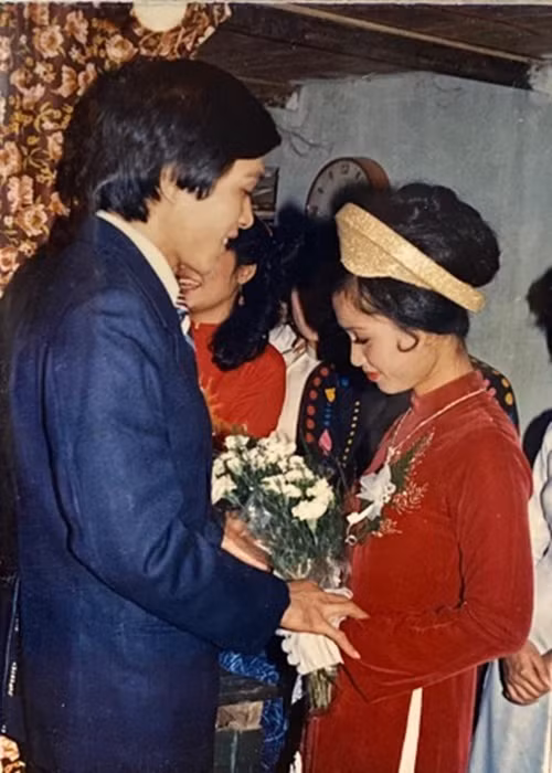 Vợ chồng nghệ sĩ Lan Hương kết hôn sau 10 năm hẹn hò.