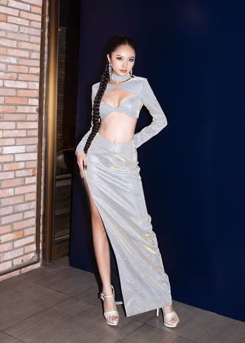 Rima Thanh Vy không ngại ăn mặc táo bạo để khoe triệt để hình thể.