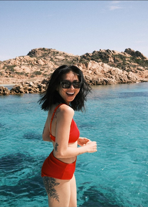 Bà xã Huy Trần khoe vẻ gợi cảm trong trang phục bikini.