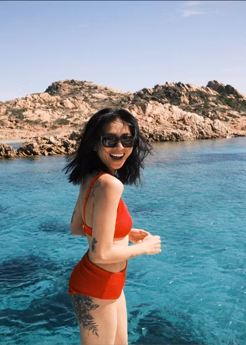 Bà xã Huy Trần khoe vẻ gợi cảm trong trang phục bikini.