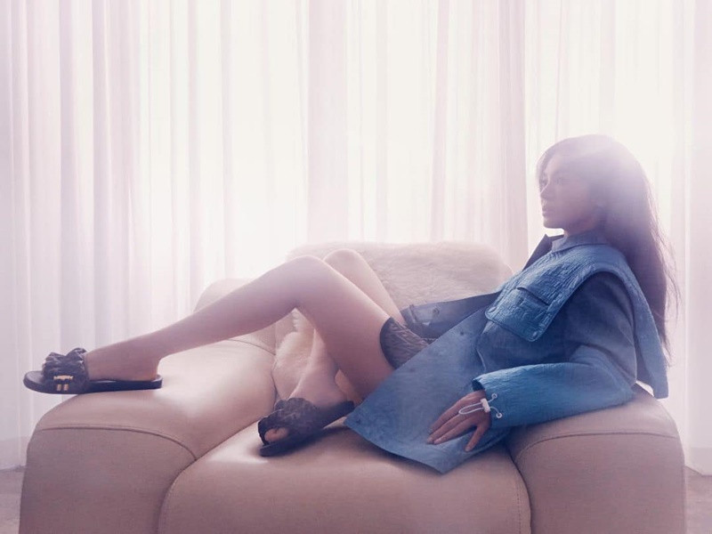 Song Hye Kyo khoe vẻ gợi cảm khi làm người mẫu ảnh.