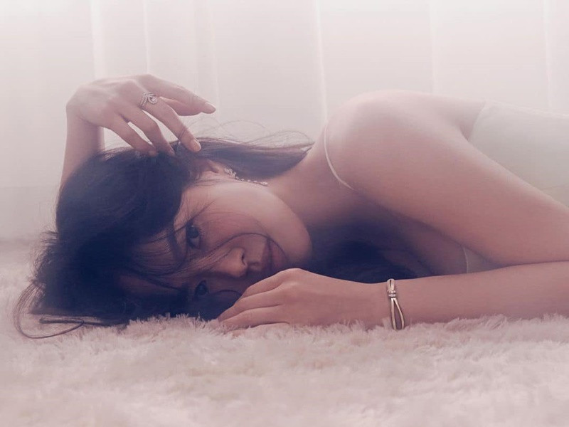 Nữ diễn viên chuyển mình sang phong cách gợi cảm sau khi trở lại cuộc sống độc thân.