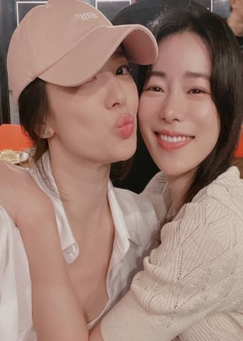 Trong bài phỏng vấn với tờ Elle, Song Hye Kyo khẳng định rằng, cô thấy vui vì những người thực sự yêu mến cô vẫn ở lại bên cô tới tận thời điểm bây giờ.