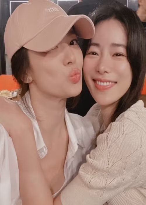 Trong bài phỏng vấn với tờ Elle, Song Hye Kyo khẳng định rằng, cô thấy vui vì những người thực sự yêu mến cô vẫn ở lại bên cô tới tận thời điểm bây giờ.