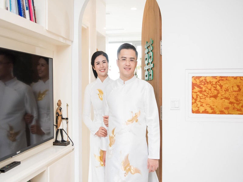 Cách đây không lâu, Ngọc Hân tổ chức lễ ăn hỏi với Phú Đạt. Cả hai quen nhau từ năm 2011. Chồng sắp cưới của Ngọc Hân hiện làm việc ở Bộ Ngoại giao.