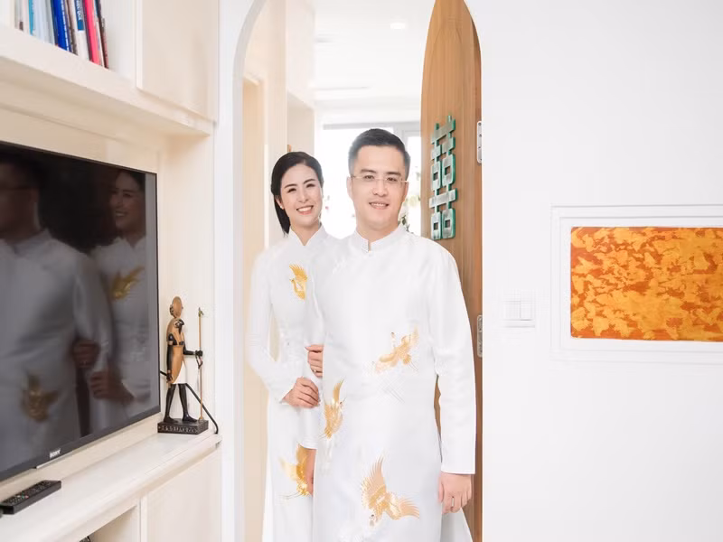 Cách đây không lâu, Ngọc Hân tổ chức lễ ăn hỏi với Phú Đạt. Cả hai quen nhau từ năm 2011. Chồng sắp cưới của Ngọc Hân hiện làm việc ở Bộ Ngoại giao.