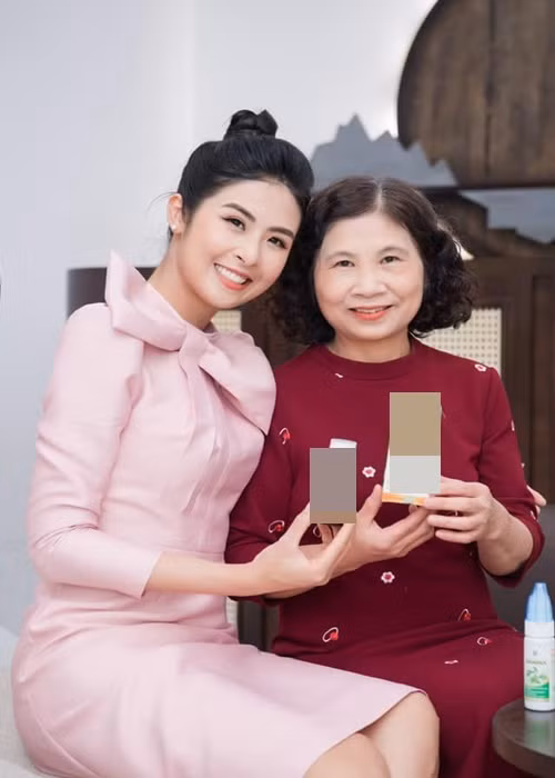 Vẫn giữ được độ hot sau nhiều năm đăng quang, Ngọc Hân đắt show quảng cáo, làm đại diện thương hiệu.