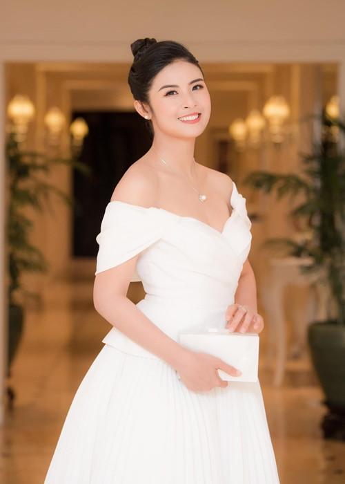 Bên cạnh đó, Ngọc Hân còn đảm nhiệm vị trí lãnh đạo một số doanh nghiệp như Phó Tổng giám đốc một công ty bất động sản, Giám đốc đối ngoại của một tập đoàn nhựa.