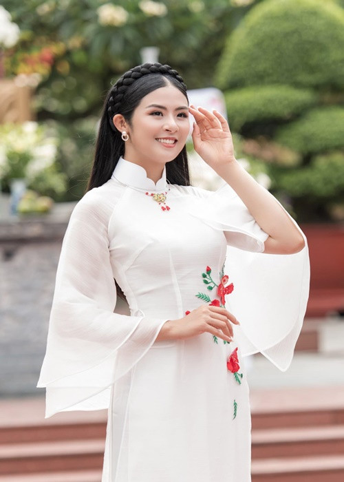 Người đẹp thiết kế áo dài, kinh doanh thời trang.