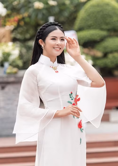 Người đẹp thiết kế áo dài, kinh doanh thời trang.