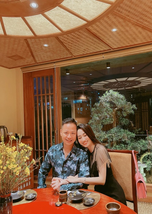 Bên cạnh thời gian chăm sóc gia đình, nàng hậu hỗ trợ ông xã điều hành công việc kinh doanh.