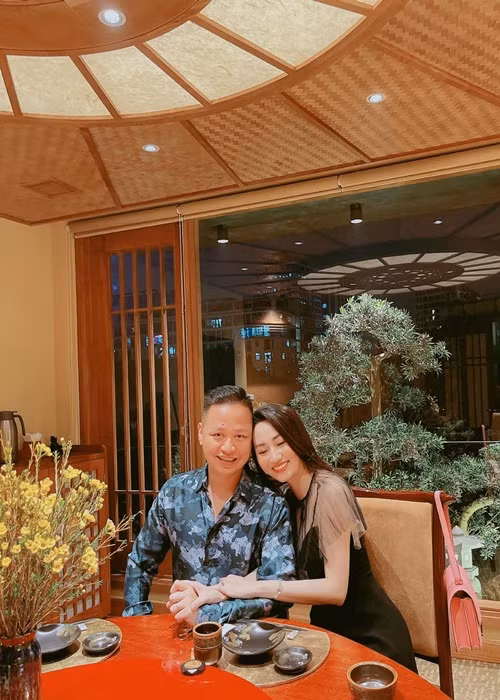 Bên cạnh thời gian chăm sóc gia đình, nàng hậu hỗ trợ ông xã điều hành công việc kinh doanh.