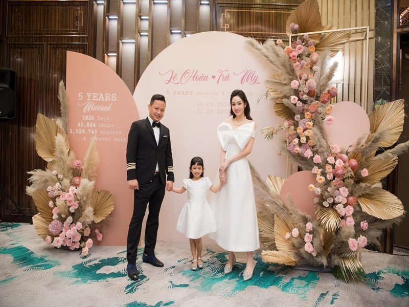 Dịp 20/10, Valentine hay Halloween, ông xã Trà My đều dành thời gian đưa vợ đi ăn.