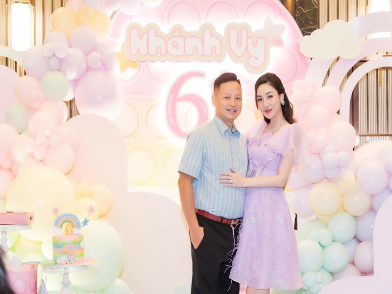 Cô "than thở" chồng bắt mỗi ngày phải xách một chiếc túi hàng hiệu, ép đeo nhẫn kim cương, không được tự lái xe vì phải có tài xế riêng đưa rước.