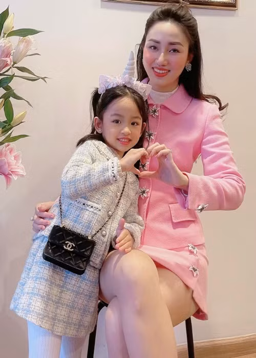 Người đẹp trải qua chứng trầm cảm sau sinh do thay đổi nội tiết tố, cảm thấy bản thân luôn mệt mỏi, chán chường, tự ti về ngoại hình. Nhờ được chồng và mẹ quan tâm, Trà My dần vượt qua chứng trầm cảm.