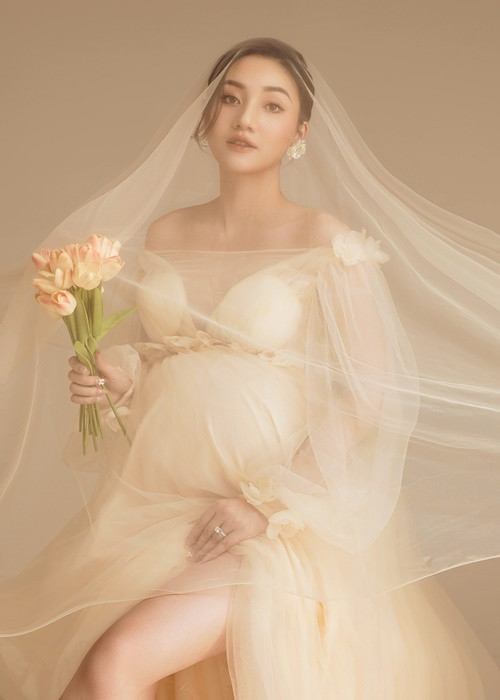 Nàng á hậu tung ảnh bầu lần 2 vào tháng 9/2022.