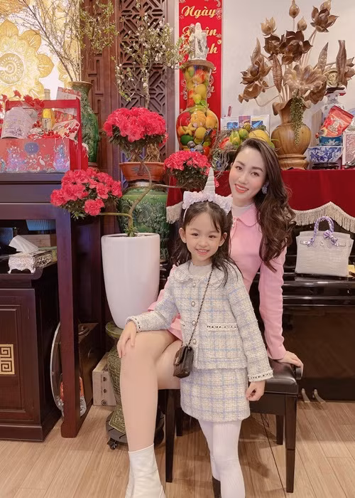 Trà My sinh con gái đầu lòng Khánh Vy năm 2016.