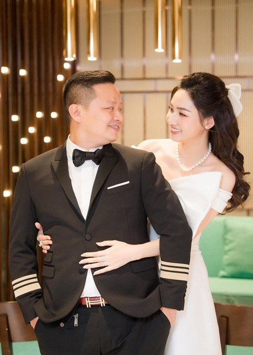 Á hậu Ngô Trà My là một trong những mỹ nhân siêu vòng ba. Thời thi Hoa hậu Hoàn vũ Việt Nam 2015, vòng 3 của cô là 103cm. Năm 2016, Trà My lên xe hoa.