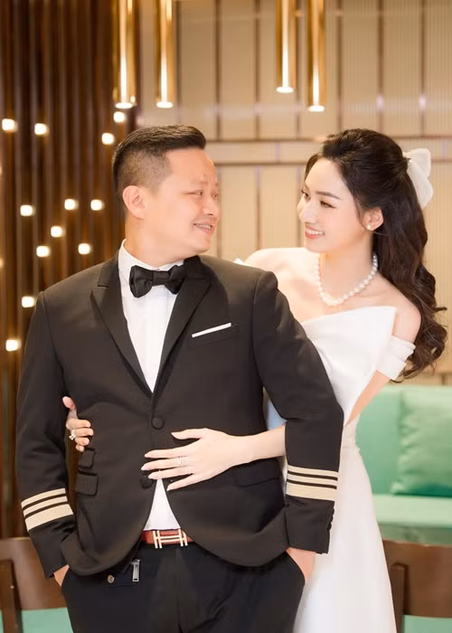 Á hậu Ngô Trà My là một trong những mỹ nhân siêu vòng ba. Thời thi Hoa hậu Hoàn vũ Việt Nam 2015, vòng 3 của cô là 103cm. Năm 2016, Trà My lên xe hoa.