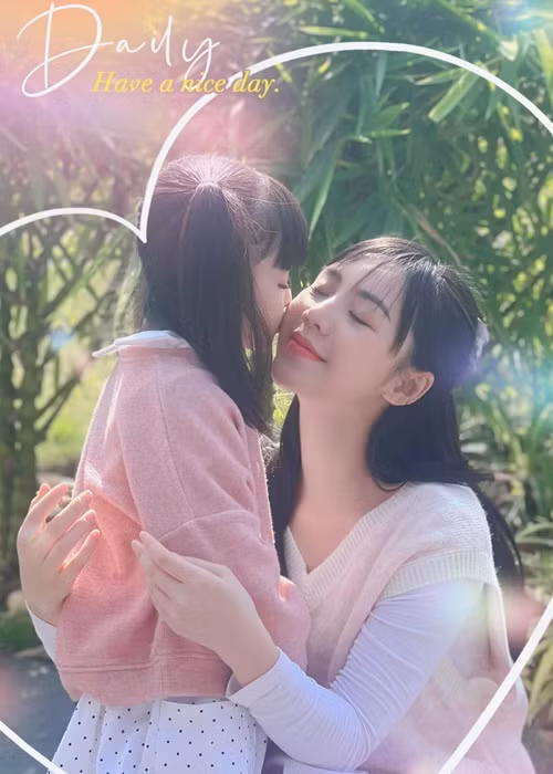 Trong phim “ Đừng làm mẹ cáu”, Quỳnh Kool vào vai mẹ đơn thân. Ngoài đời, cô từng hẹn hò một quay phim kém cô một tuổi tên Đức Hải. Cả hai quen nhau trong một dự án làm phim. Năm 2019, nữ diễn viên vướng nghi vấn chia tay người yêu kém tuổi. Năm 2020, Quỳnh Kool xác nhận chuyện tình tan vỡ từ lâu. Ảnh: FBNV