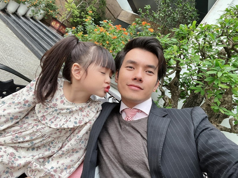 Trong "Đừng làm mẹ cáu", Nhan Phúc Vinh đóng vai Quân - một giám đốc đẹp trai, ấm áp nhưng thực chất lại chất chứa trong lòng nhiều tổn thương và định kiến. Ngoài đời, anh chưa từng công khai bất kì mối tình nào. Ảnh: VOV