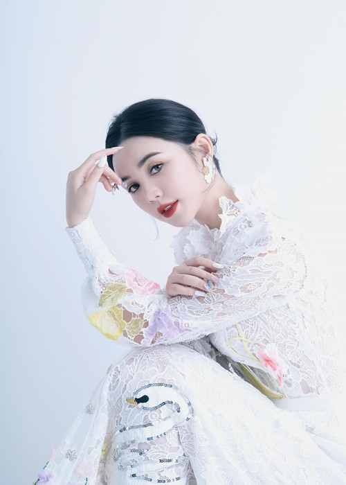 Đối mặt với những đồn đoán đời tư, nữ diễn viên phim “Đừng làm mẹ cáu” bày tỏ: “Bản chất tin đồn là những thông tin không rõ nguồn gốc, được truyền từ người này sang người kia. Vì vậy nên tính chính xác của tin đồn khi chưa được xác thực cũng chỉ là lời nói qua lại giữa người với người thôi. Bản thân Quỳnh cũng có bạn bè, người thân và cuộc sống riêng tư. Là người của công chúng, không thể tránh khỏi việc có tin đồn về bản thân được nên rất mong những khán giả theo dõi, quan tâm chỉ nên theo dõi công việc của Quỳnh và xem những tin đồn đó như tin giải trí”. Ảnh: FBNV