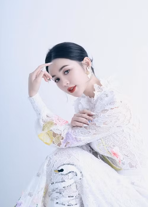 Đối mặt với những đồn đoán đời tư, nữ diễn viên phim “Đừng làm mẹ cáu” bày tỏ: “Bản chất tin đồn là những thông tin không rõ nguồn gốc, được truyền từ người này sang người kia. Vì vậy nên tính chính xác của tin đồn khi chưa được xác thực cũng chỉ là lời nói qua lại giữa người với người thôi. Bản thân Quỳnh cũng có bạn bè, người thân và cuộc sống riêng tư. Là người của công chúng, không thể tránh khỏi việc có tin đồn về bản thân được nên rất mong những khán giả theo dõi, quan tâm chỉ nên theo dõi công việc của Quỳnh và xem những tin đồn đó như tin giải trí”. Ảnh: FBNV