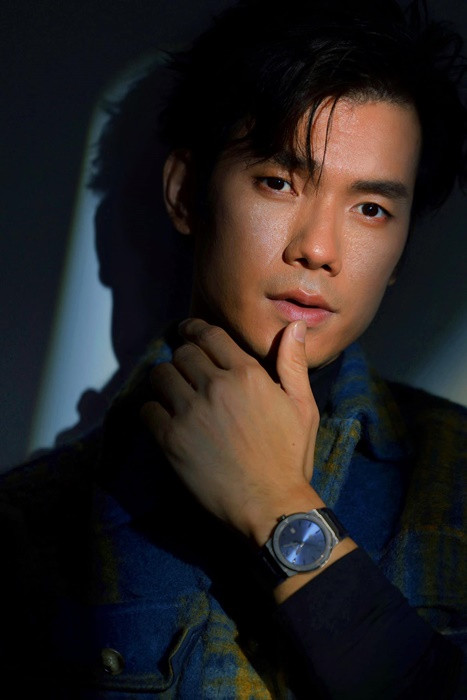 Nam diễn viên từng tiết lộ, người anh thích thường không thích anh. Nhan Phúc Vinh chia sẻ, khi còn học đại học, anh thích một cô gái. Đến ngày 14/2, anh chuẩn bị quà đến nhà cô gái này để tỏ tình nhưng người này không chịu gặp. Nhan Phúc Vinh quyết đứng tới sáng để đưa món quà cho bạn gái rồi từ đó hai người chia tay. Ảnh: FBNV