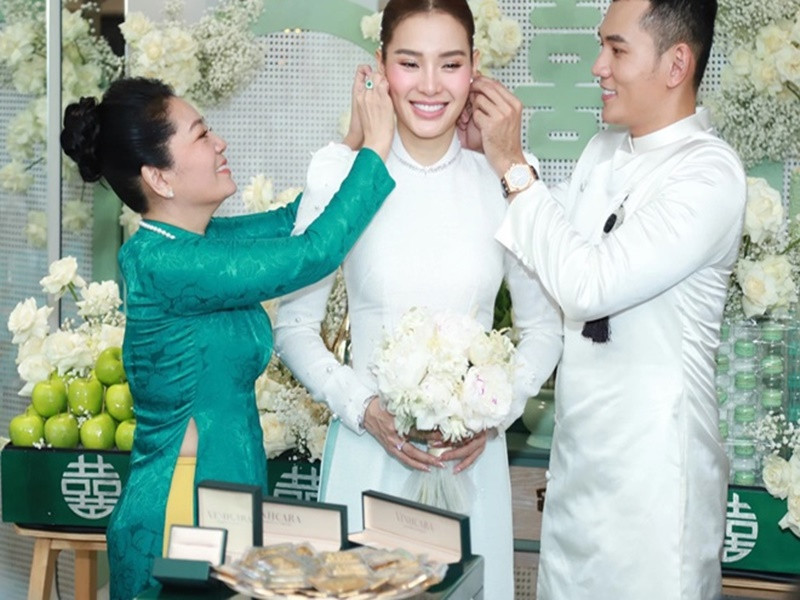 Trong ngày trọng đại, Phương Trinh Jolie nhận sinh lễ 88 cây vàng, trang sức kim cương 2 tỷ từ phía gia đình Lý Bình. Ảnh: Phụ nữ Việt Nam