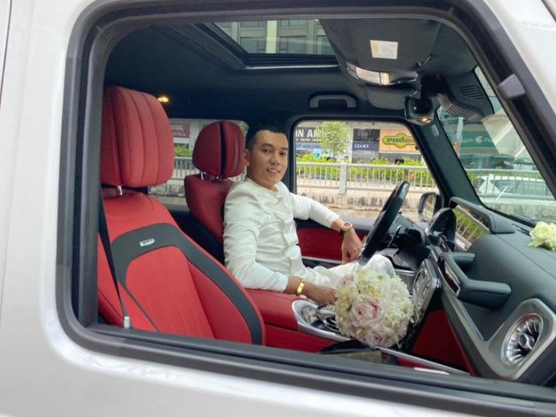 Lý Bình và Phương Trinh Jolie cũng không ngại chi tiền khủng cho đám cưới, riêng chi phí chụp ảnh cưới lên đến 500 triệu. Trong hôn lễ, Lý Bình còn gây chú ý khi đón dâu bằng siêu xe G63. Ảnh: Saostar