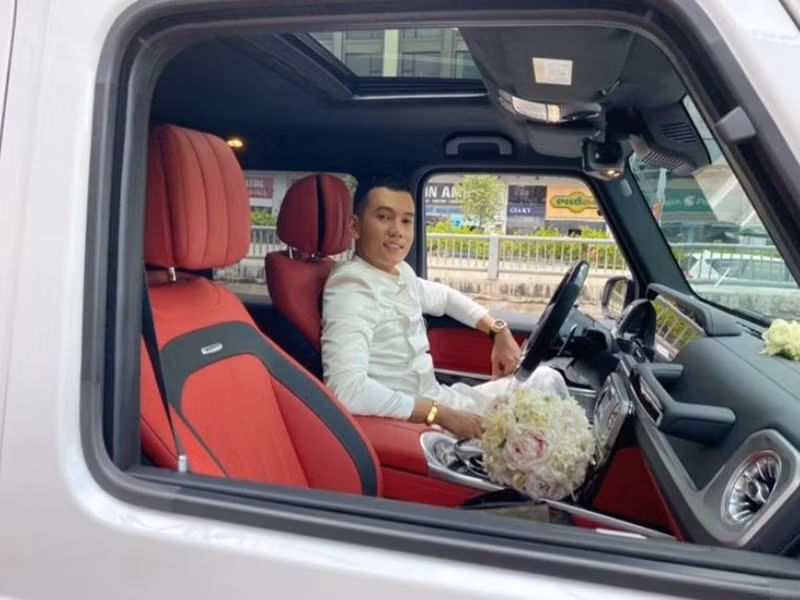 Lý Bình và Phương Trinh Jolie cũng không ngại chi tiền khủng cho đám cưới, riêng chi phí chụp ảnh cưới lên đến 500 triệu. Trong hôn lễ, Lý Bình còn gây chú ý khi đón dâu bằng siêu xe G63. Ảnh: Saostar