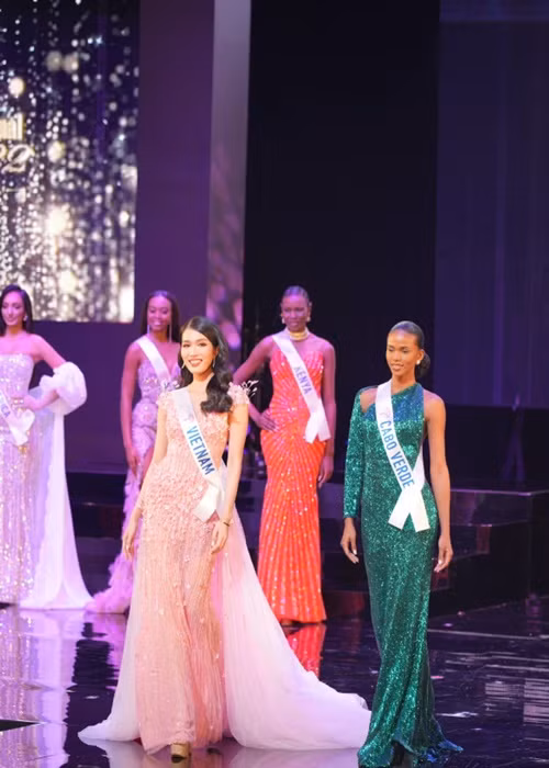 Phuong Anh trang tay, dai dien Duc dang quang Hoa hau Quoc te 2022-Hinh-2