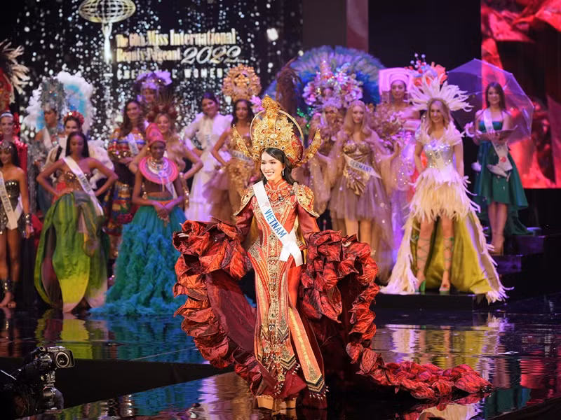 Phuong Anh trang tay, dai dien Duc dang quang Hoa hau Quoc te 2022