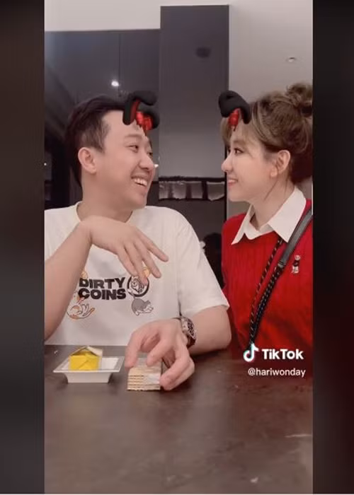 Phía Hari Won đăng tải clip vui nhộn bên Trấn Thành đồng thời cũng dành lời cảm ơn cho người bạn đời.