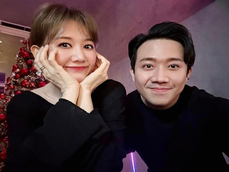 Cặp đôi liên tục khoe ảnh mặc đồ đôi, hẹn hò.