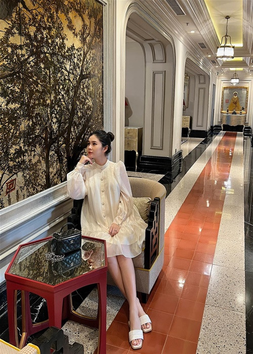 Nữ MC "lên đồ" sành điệu khi dạo phố.