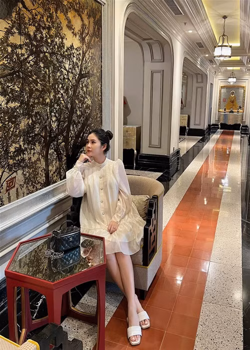 Nữ MC "lên đồ" sành điệu khi dạo phố.