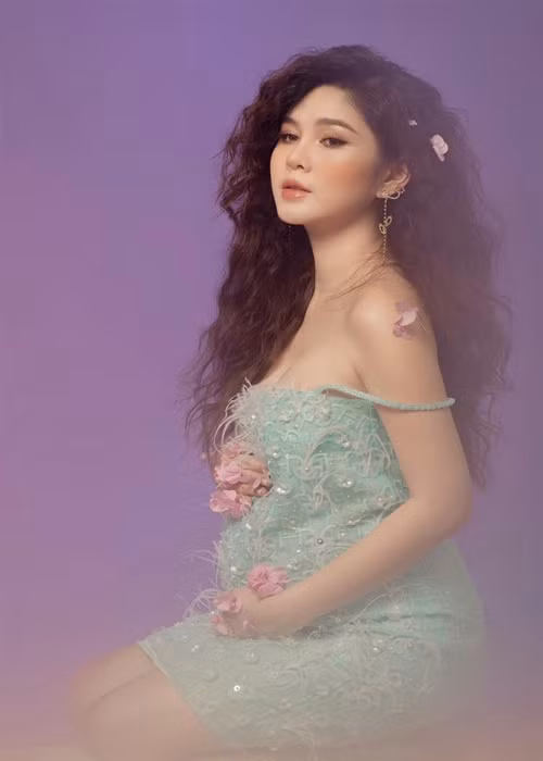 Dù đang mang bầu, cô vẫn giữ được làn da mịn màng.