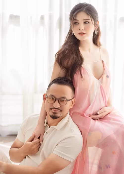 Nữ MC sinh năm 1990 không phát tướng khi mang thai. Đến nay, chân tay và gương mặt của cô vẫn thon gọn.