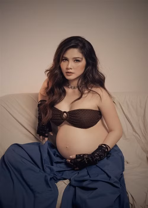 Nữ MC mặc gợi cảm khoe bụng bầu vượt mặt.