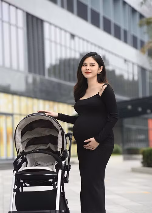 Khi về chung một nhà, doanh nhân Hoàng Nam thường chia sẻ việc nhà với Thu Hoài.