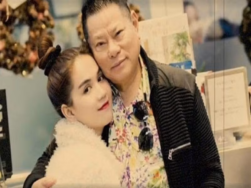 Ngọc Trinh từng hẹn hò tỷ phú Hoàng Kiều từ tháng 11/2016 qua sự mai mối của con dâu vị tỷ phú - cựu người mẫu Lan Phương. Mối tình này gây ồn ào bởi sự chênh lệch tuổi tác lên đến 45. Ảnh: Vietnamnet