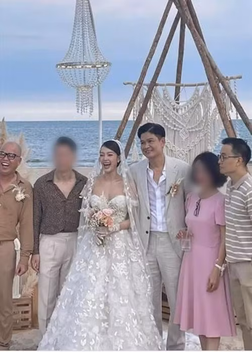 Minh Hằng lên xe hoa vào tháng 6/2022. Ông xã của nữ ca sĩ là doanh nhân, hơn Minh Hằng 10 tuổi. Cả hai hẹn hò bí mật sau 6 năm trước khi kết hôn. Ảnh: Vietnamnet