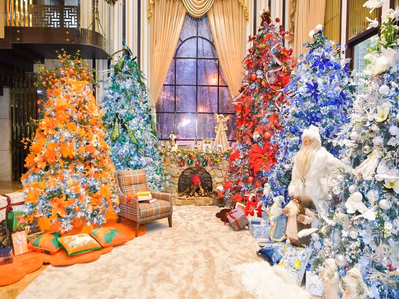 Mr Đàm luôn cố gắng tạo ra không gian lung linh, ngập tràn sắc màu nhất mỗi mùa Giáng sinh. Ảnh: FBNV