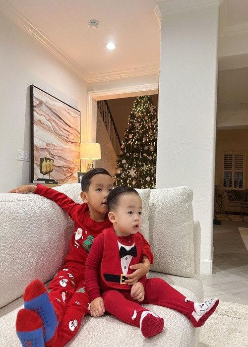Nàng hậu cho hai con trai diện trang phục đậm chất Giáng sinh. Ảnh: Instagram