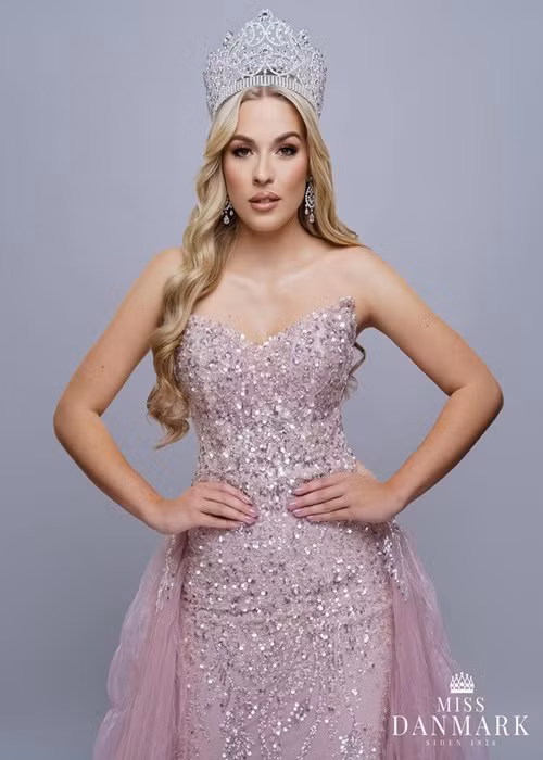 Malou Peters - đại diện Đan Mạch cũng rút lui khỏi cuộc thi Hoa hậu Hoàn vũ Thế giới 2022.