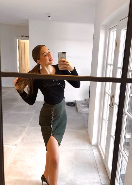 Malou năm nay 20 tuổi, sở hữu vóc dáng gợi cảm.