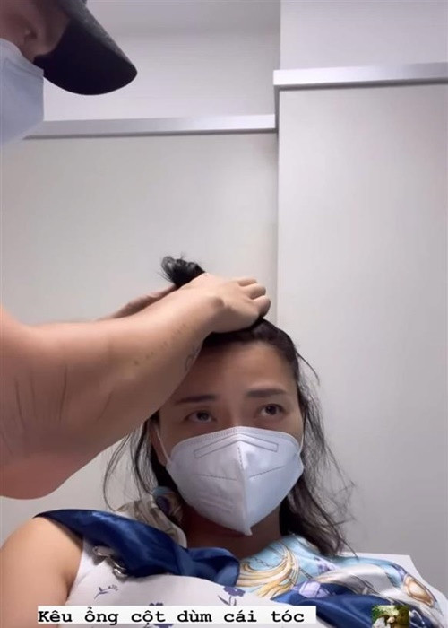 Huy Trần sẵn sàng buộc tóc giúp bà xã hơn tuổi. Ảnh: Vietnamnet